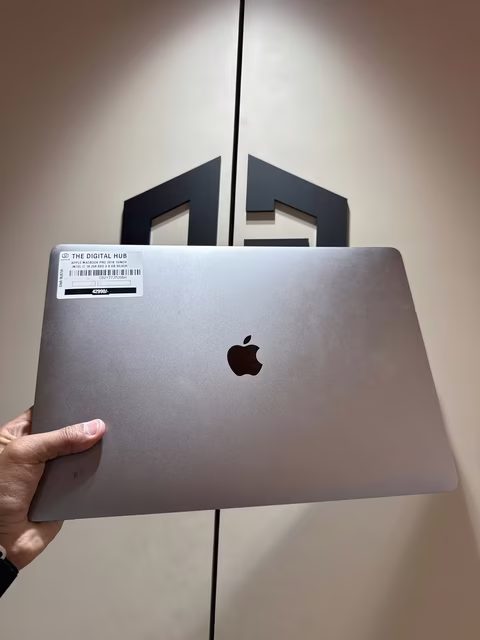 MacBook Pro 2018 15Inch Intel I7 Sliver 16 256 Gb Ssd 3 Months