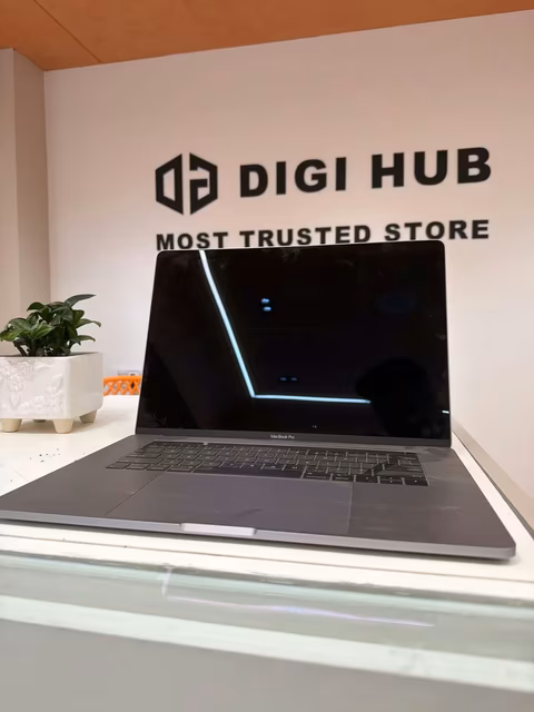 MacBook Pro 2018 15Inch Intel I7 Sliver 16 256 Gb Ssd 3 Months